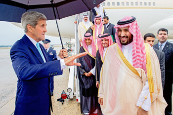 John kerry and saudi king salman in a group of people.